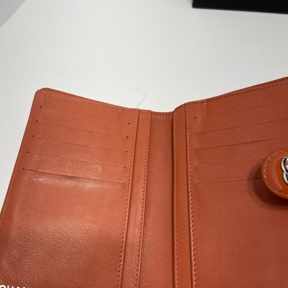 Chanel Patent Wallet pre loved in salmon color with silver cc logo, with box. - Picture 8 of 11
